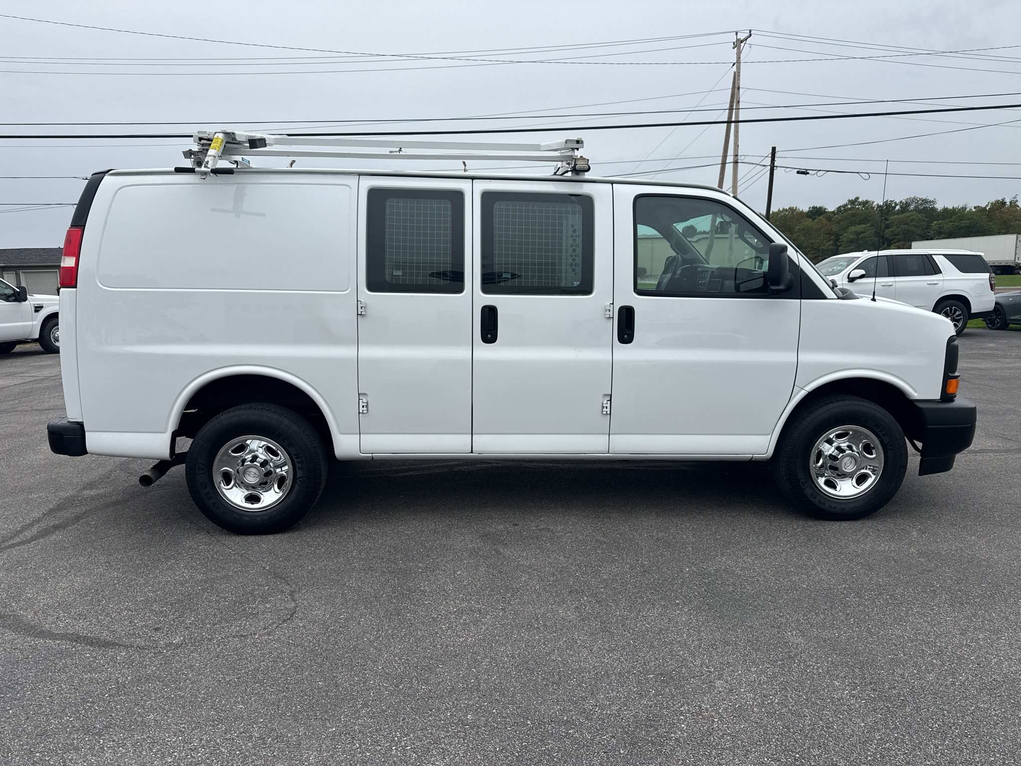 Used 2017 Chevrolet Express 2500 RWD image 2