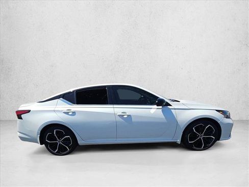 Used 2024 Nissan Altima 2.5 SR w/ SR Premium Package FWD image 4