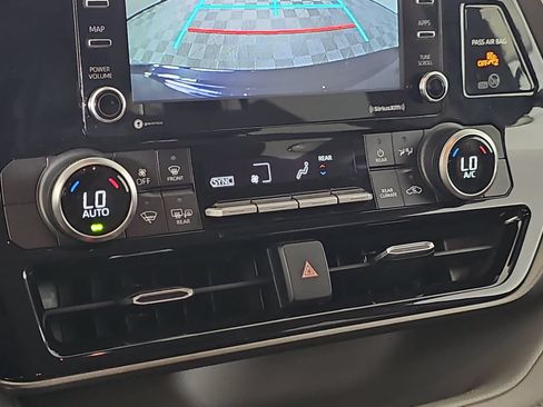 Used 2021 Toyota Highlander L FWD image 21