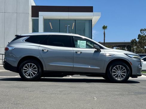 Used 2023 Buick Enclave Essence FWD image 2