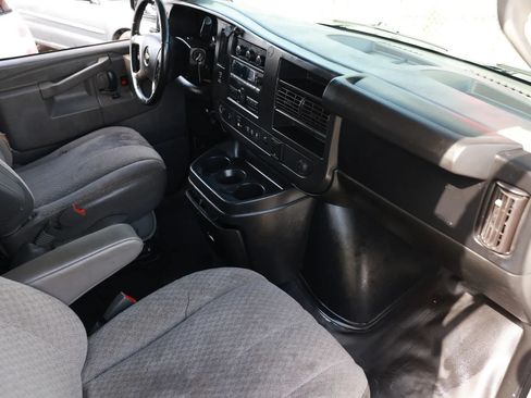 Used 2017 Chevrolet Express 2500 Extended RWD image 16