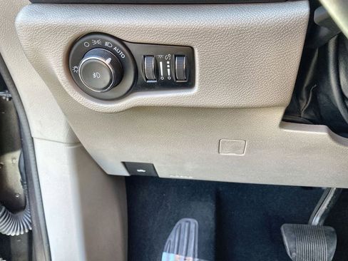 Used 2023 Chrysler Pacifica Touring-L image 17