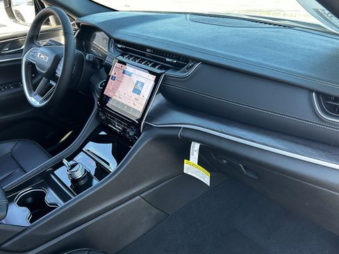 New 2025 Jeep Grand Cherokee Limited w/ Trailer Tow Package image 9