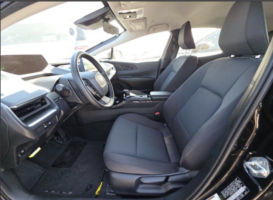 Used 2025 Toyota Prius LE FWD image 9