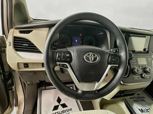 Used 2016 Toyota Sienna LE FWD image 12