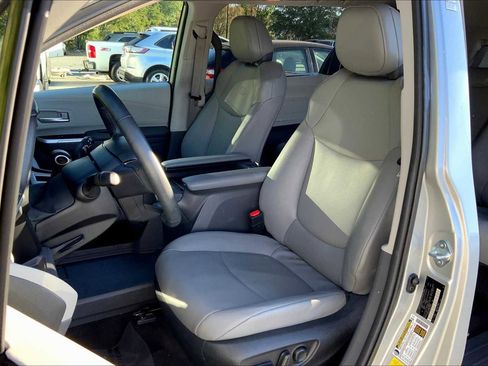 Used 2024 Toyota Sienna XLE image 7