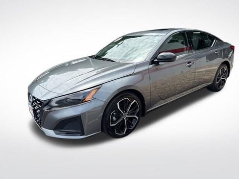 Used 2023 Nissan Altima 2.5 SR w/ SR Premium Package FWD image 3