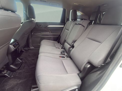 Used 2017 Toyota Highlander LE FWD image 21