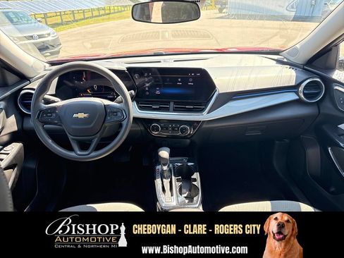 Used 2025 Chevrolet Trax LT FWD image 3