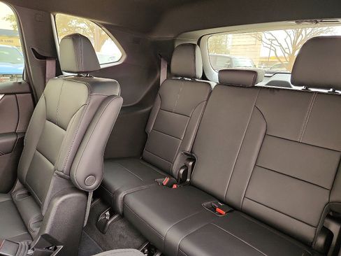 Used 2025 GMC Acadia Elevation w/ Elevation Premium Package image 11