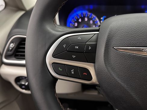 Used 2017 Chrysler Pacifica Touring-L w/ Tire & Wheel Group image 15