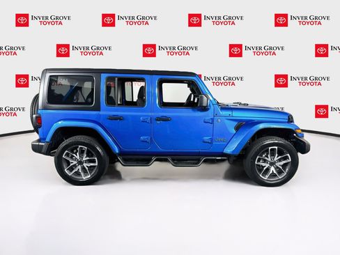 Used 2024 Jeep Wrangler Unlimited w/ Convenience Group AWD/4WD image 4