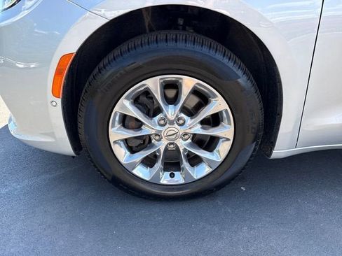 Used 2023 Chrysler Pacifica Touring-L AWD/4WD image 9