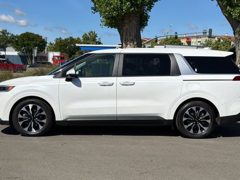 Used 2024 Kia Carnival EX FWD image 7
