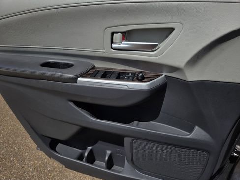Used 2022 Toyota Sienna XLE FWD image 17