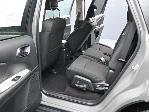 Used 2019 Dodge Journey SE image 18
