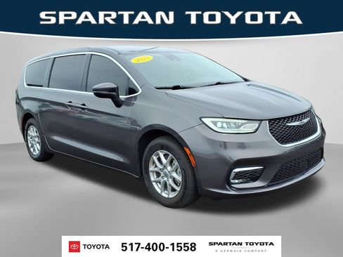 Used 2023 Chrysler Pacifica Touring-L FWD image 5