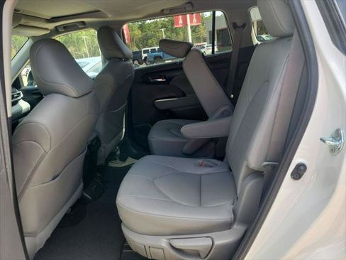Certified 2024 Toyota Highlander XLE FWD image 16