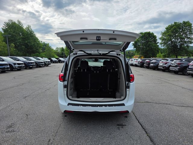 Used 2022 Chrysler Pacifica Touring-L FWD image 10
