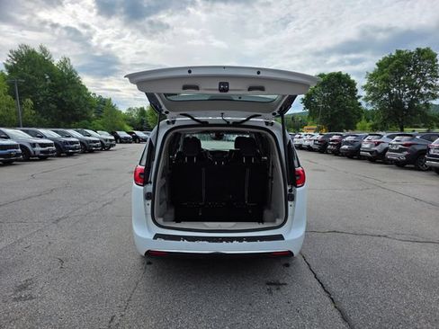 Used 2022 Chrysler Pacifica Touring-L FWD image 10