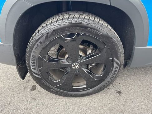 Certified 2025 Volkswagen Taos SE image 31