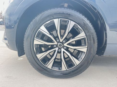 Used 2023 Volvo XC60 B5 Plus image 12