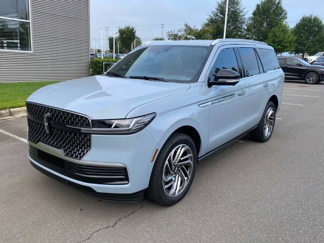 New 2027 Lincoln Navigator Reserve AWD/4WD image 3