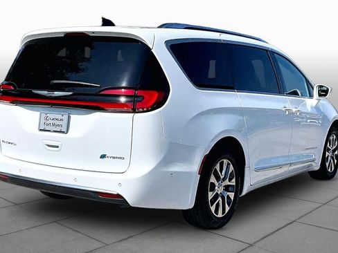Used 2024 Chrysler Pacifica Pinnacle FWD image 13
