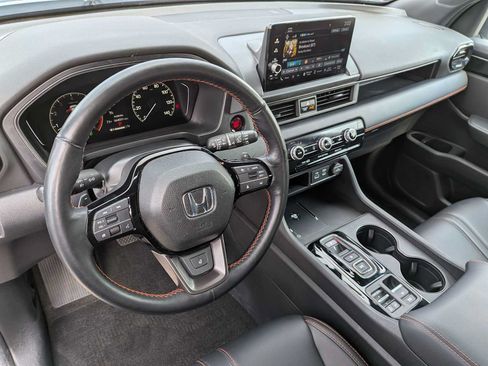Used 2025 Honda Pilot TrailSport image 13
