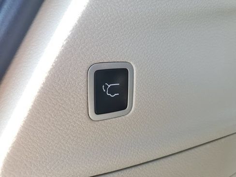 Used 2024 Chrysler Pacifica Touring-L FWD image 31