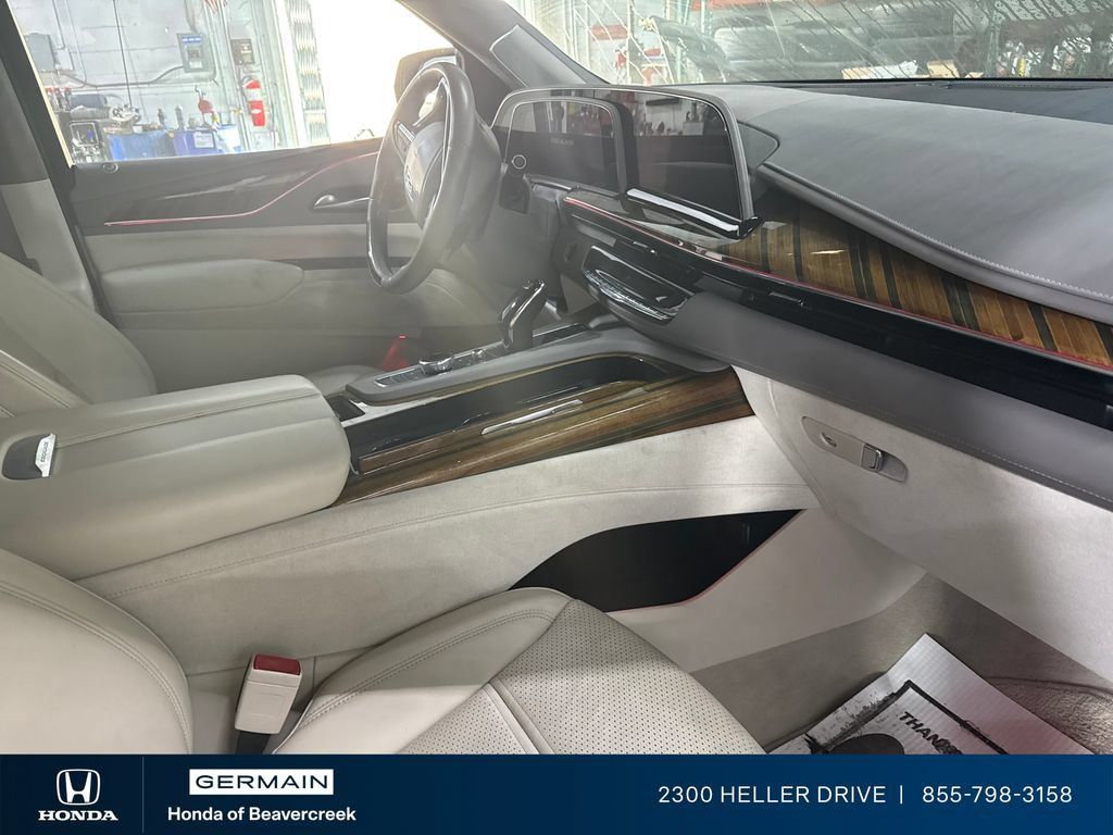 Used 2023 Cadillac Escalade Premium Luxury Platinum AWD/4WD image 2
