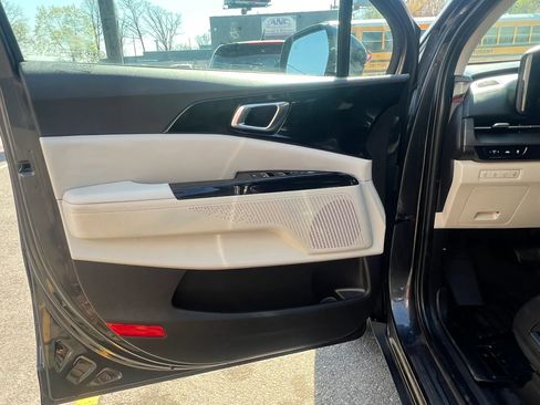 Used 2022 Kia Carnival EX image 12