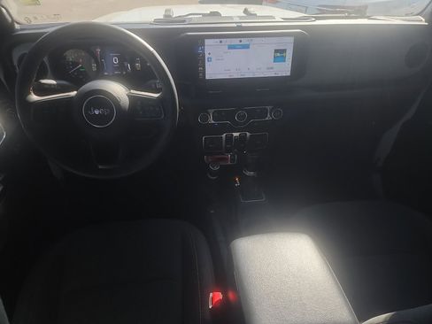 Used 2024 Jeep Wrangler Unlimited image 7