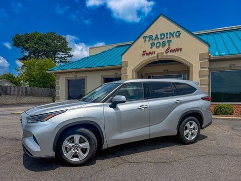 Used 2021 Toyota Highlander L FWD image 3