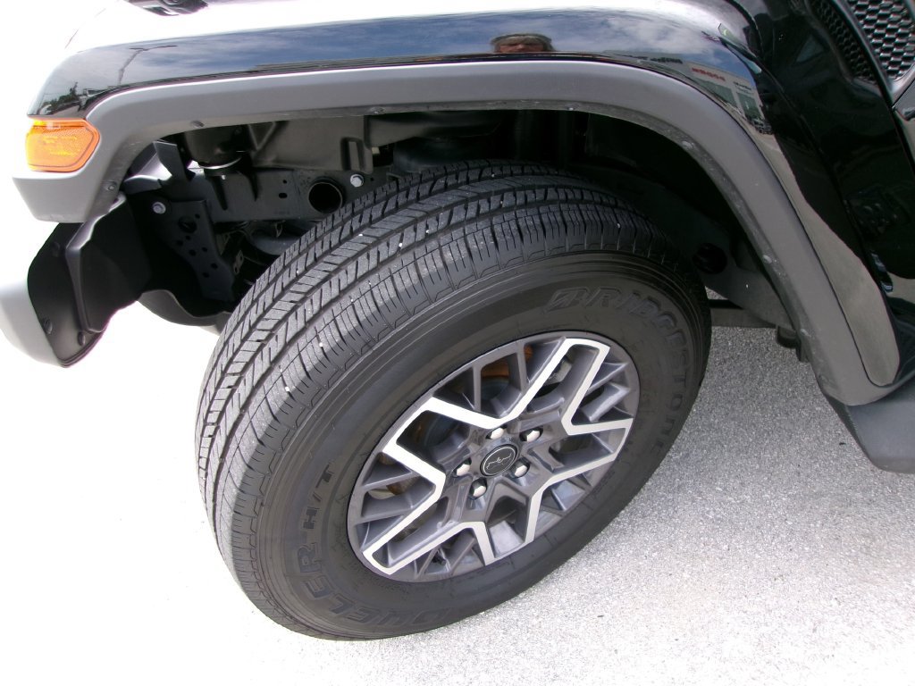 Used 2025 Jeep Wrangler Unlimited Sahara AWD/4WD image 7