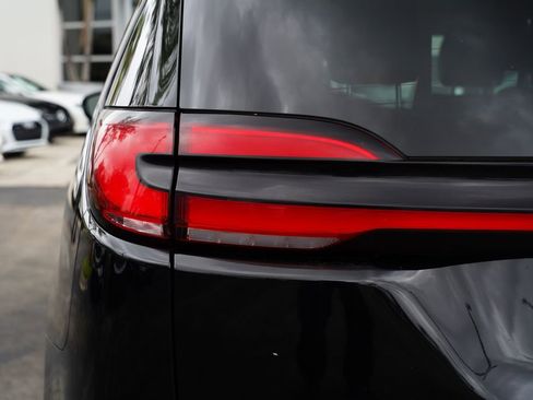 Used 2024 Chrysler Pacifica Touring-L image 19