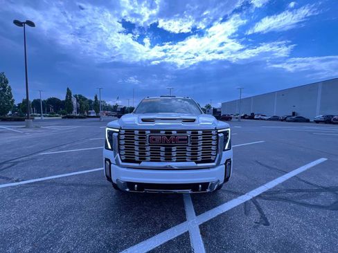 Used 2025 GMC Sierra 3500 Denali w/ Denali Reserve Package AWD/4WD image 3