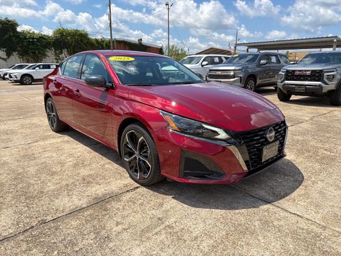 Used 2025 Nissan Altima 2.5 SR AWD/4WD image 2