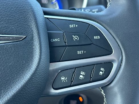 Used 2023 Chrysler Pacifica Touring-L FWD image 36