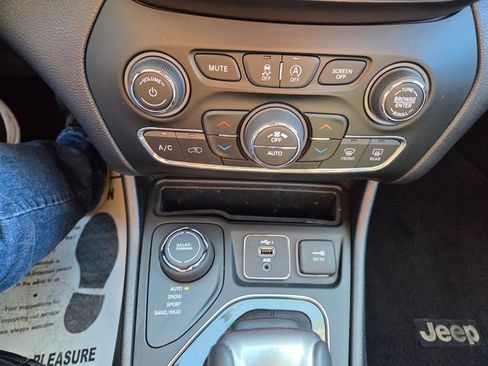 Used 2020 Jeep Cherokee Limited image 25