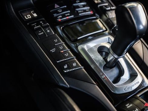 Used 2018 Porsche Cayenne Platinum Edition image 16