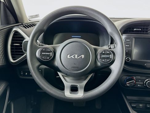 Used 2025 Kia Soul LX w/ LX Technology Package FWD image 18