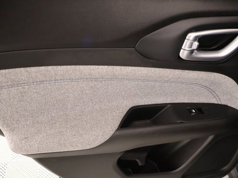 Used 2025 Jeep Compass Latitude image 16