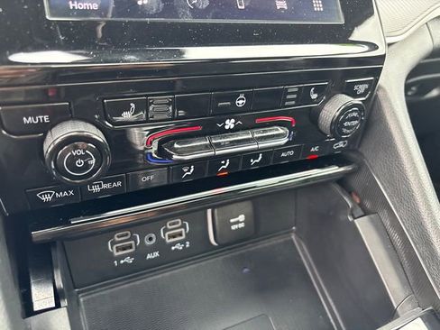 Used 2024 Jeep Grand Cherokee Altitude RWD image 24