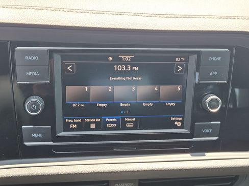 Used 2022 Volkswagen Jetta SE w/ Panoramic Sunroof Package FWD image 23