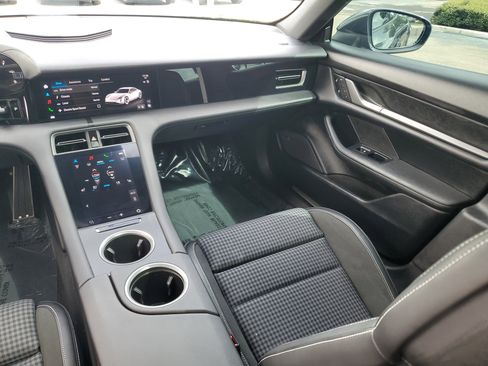 Used 2025 Porsche Taycan image 16