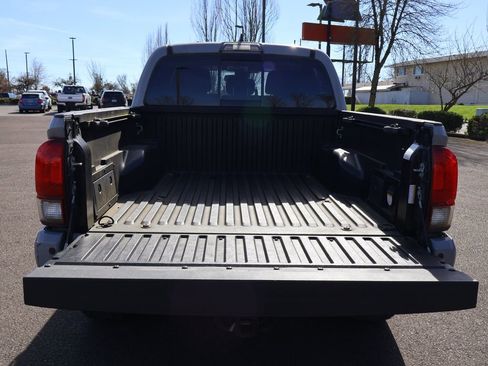 Used 2018 Toyota Tacoma TRD Off-Road w/ Technology Package image 7