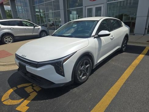 Used 2025 Kia K4 FWD image 3