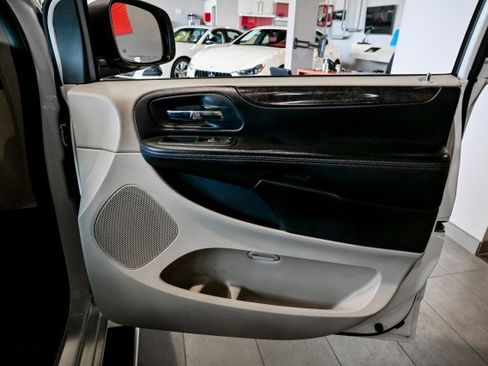 Used 2019 Dodge Grand Caravan SE FWD image 27