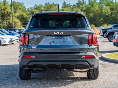 Used 2023 Kia Sorento LX image 6
